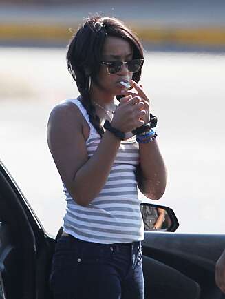 BLÅSER I DET: Bobbi Kristina bryr seg tilsynelatende lite om konsekvensene av sin egen livsførsel. BLÅSER I DET: Bobbi Kristina bryr seg tilsynelatende lite om konsekvensene av sin egen livsførsel.
