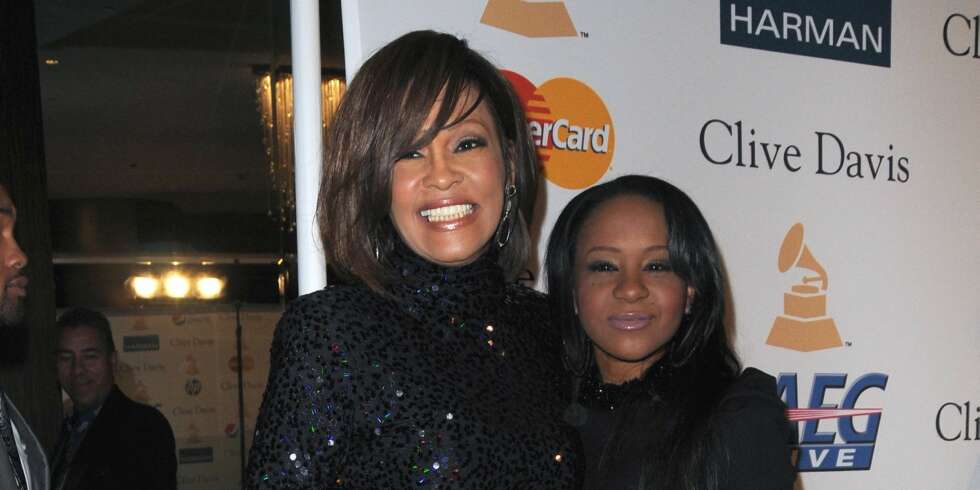 MOR OG DATTER: Familie og venner er livredde for at Bobbi Kristina skal ende opp som moren sin, den avdøde sanglegenden Whitney Houston. MOR OG DATTER: Familie og venner er livredde for at Bobbi Kristina skal ende opp som moren sin, den avdøde sanglegenden Whitney Houston.