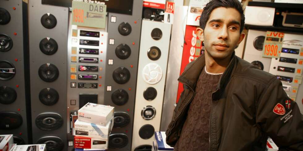 DAB: Hos Strømmen Bilradio har selger Osman Ahmad hendene fulle med å levere nye DAB-spillere. FOTO: Terje Haugen DAB: Hos Strømmen Bilradio har selger Osman Ahmad hendene fulle med å levere nye DAB-spillere. FOTO: Terje Haugen
