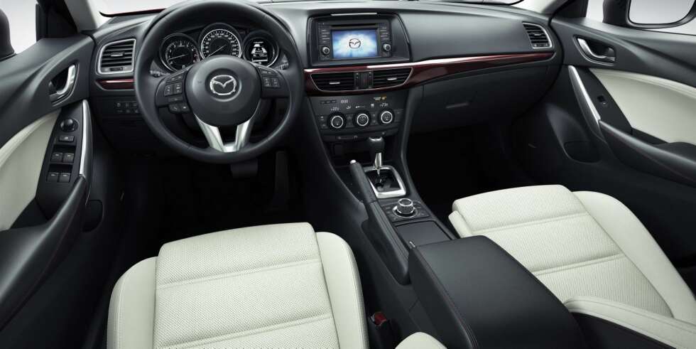 FINERE: Materialkvaliteten på interiøret ser ut til å ha fått et løft. FOTO: Mazda FINERE: Materialkvaliteten på interiøret ser ut til å ha fått et løft. FOTO: Mazda