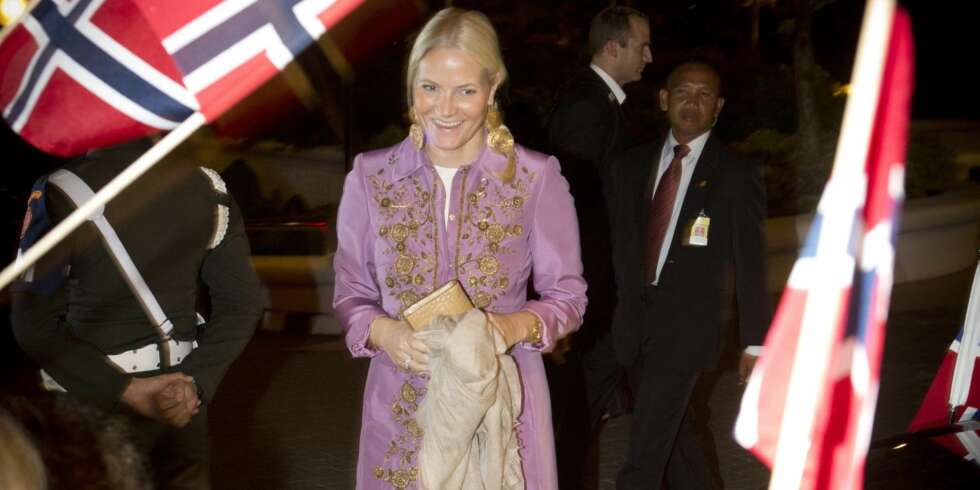 ASIATISK FAVORITT: Barna jublet da Mette-Marit viste seg i Indonesias hovedstad Jakarta. Den rosalilla kåpen brukte hun også i Thailand. ASIATISK FAVORITT: Barna jublet da Mette-Marit viste seg i Indonesias hovedstad Jakarta. Den rosalilla kåpen brukte hun også i Thailand.