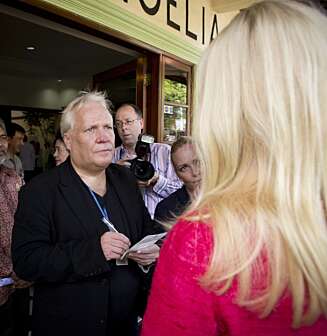 ENGASJERT: Her og Nås hoffreporter Roger Øversveen følger kronprinsparet i Indonesia. Mette-Marit forteller engasjert om sine opplevelser. ENGASJERT: Her og Nås hoffreporter Roger Øversveen følger kronprinsparet i Indonesia. Mette-Marit forteller engasjert om sine opplevelser.