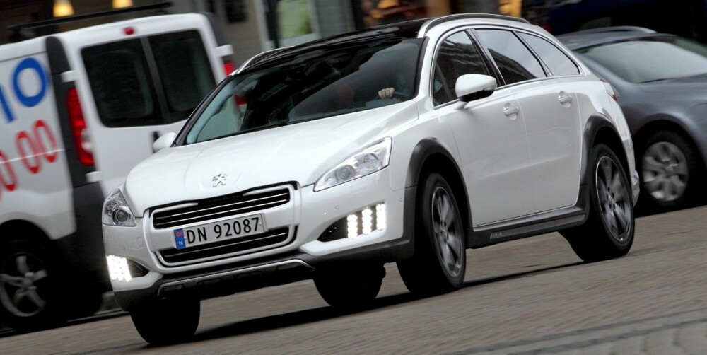RAMMES: Dieselhybriden Peugeot 508 RXH kan i korte perioder kjøres på ren elektrisk drift. FOTO: Egil Nordlien, HM Foto RAMMES: Dieselhybriden Peugeot 508 RXH kan i korte perioder kjøres på ren elektrisk drift. FOTO: Egil Nordlien, HM Foto
