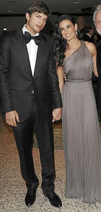 FLOTT PAR: Ashton Kutcher og Demi Moore kler hverandre. Se Demis flotte antrekk! FLOTT PAR: Ashton Kutcher og Demi Moore kler hverandre. Se Demis flotte antrekk!