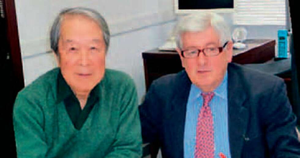 Paul Frampton er ingen hvem som helst i forskermiljøet. Her er han sammen med nobelprisvinneren i fysikk fra 2008, Yoichiro Nambu. Sammen har de publisert «Asymptotic Behavior of Partial Widths in the Veneziano Model of Scattering Amplitudes». Den har du sikkert lest. Paul Frampton er ingen hvem som helst i forskermiljøet. Her er han sammen med nobelprisvinneren i fysikk fra 2008, Yoichiro Nambu. Sammen har de publisert «Asymptotic Behavior of Partial Widths in the Veneziano Model of Scattering Amplitudes». Den har du sikkert lest.