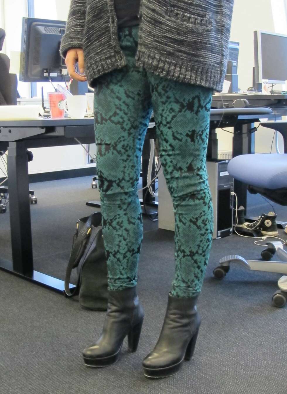 Kajas grønne og svarte bukser fra Whyred. Kajas grønne og svarte bukser fra Whyred.