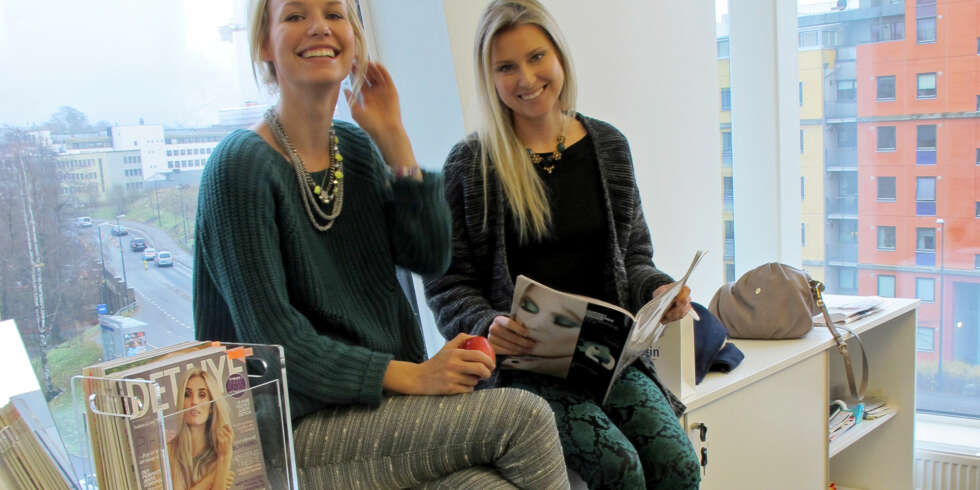 PÅ KONTORET: Tirsdagsantrekket til Karine og Kaja. PÅ KONTORET: Tirsdagsantrekket til Karine og Kaja.