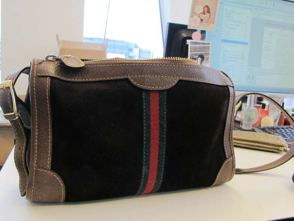 Vesken kjøpte Julie fra en vintagesjappe i San Fransico. Den er Gucci fra 70-tallet. Et funn! Vesken kjøpte Julie fra en vintagesjappe i San Fransico. Den er Gucci fra 70-tallet. Et funn!