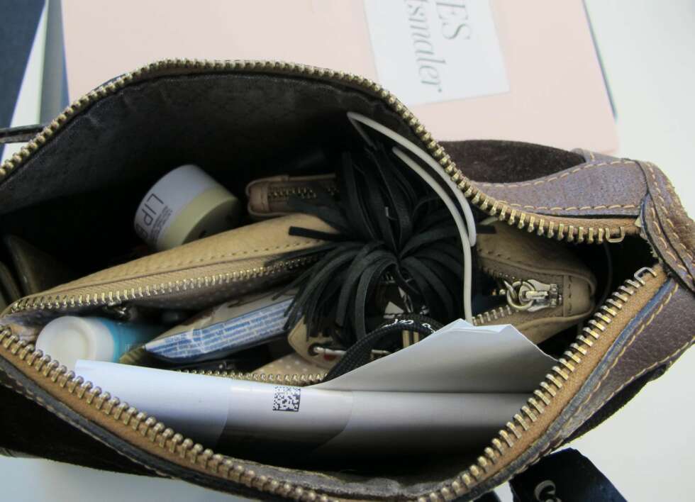 I veska har hun alle sine essentials! I veska har hun alle sine essentials!
