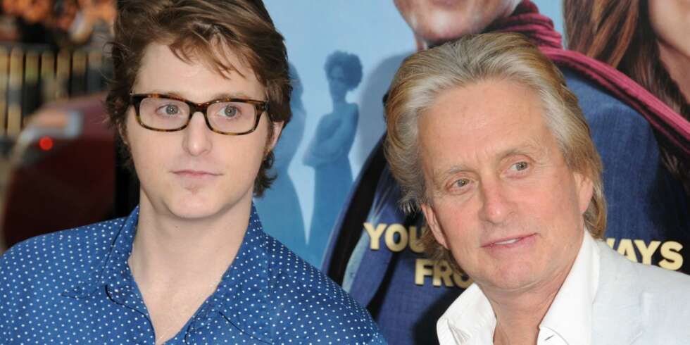 I HARDT VÆR: Cameron Douglas soner en 10 år lang narkotikadom. Nylig ble han angrepet i fengselet. Her sammen med pappa Michael Douglas på en kinopremiere i 2009. I HARDT VÆR: Cameron Douglas soner en 10 år lang narkotikadom. Nylig ble han angrepet i fengselet. Her sammen med pappa Michael Douglas på en kinopremiere i 2009.