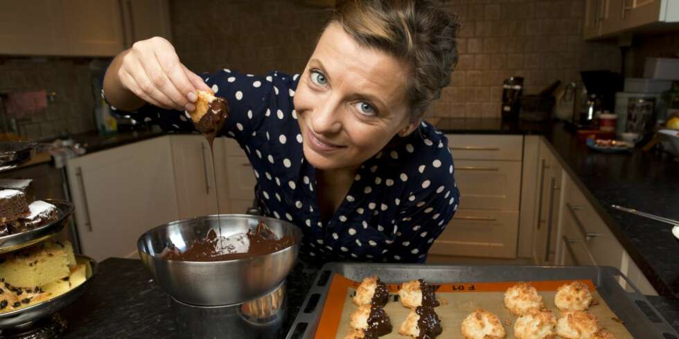 ELSKER Å BAKE: - Alt blir bedre om man dypper det i sjokolade, det er min leveregel, sier Lise Finckenhagen og dypper kokosmakronene. ELSKER Å BAKE: - Alt blir bedre om man dypper det i sjokolade, det er min leveregel, sier Lise Finckenhagen og dypper kokosmakronene.