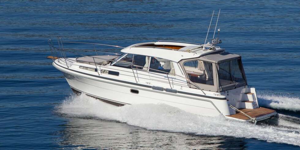 SUN TOP: Saga 320 Sun Top byr på den samme planløsningen under dekk, men uteplassen blir gedigen og åpen med en voksen sittegruppe akter på babord side. En ekstra sofa er plassert på styrbord side. Ved føreplassen er det for øvrig lett å trives. SUN TOP: Saga 320 Sun Top byr på den samme planløsningen under dekk, men uteplassen blir gedigen og åpen med en voksen sittegruppe akter på babord side. En ekstra sofa er plassert på styrbord side. Ved føreplassen er det for øvrig lett å trives.