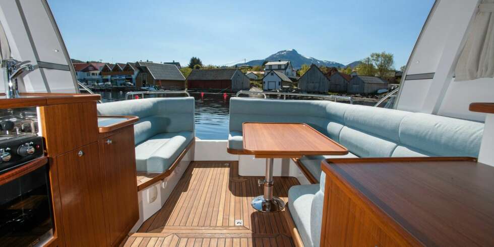 NY DESIGN: Ny design på puter, stoler og tre-innredning skal gi båten et mer moderne preg enn tidligere modeller. FOTO: Thomas Bickhardt, Saga NY DESIGN: Ny design på puter, stoler og tre-innredning skal gi båten et mer moderne preg enn tidligere modeller. FOTO: Thomas Bickhardt, Saga