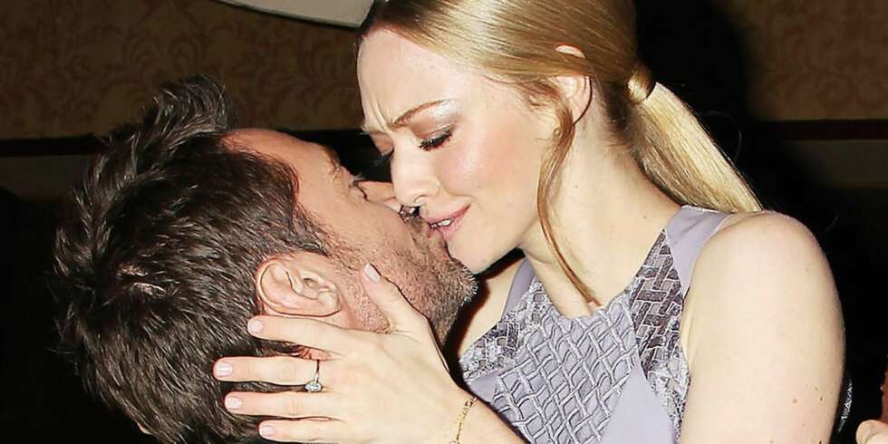 Bursdagskyss: I anledning Amanda Seyfrieds 27-årsdag, ga «Les Misérables»-kollega Hugh Jackman henne et kyss på munnen. Bursdagskyss: I anledning Amanda Seyfrieds 27-årsdag, ga «Les Misérables»-kollega Hugh Jackman henne et kyss på munnen.