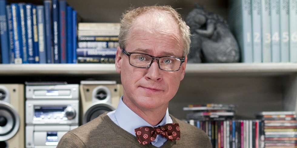 NORGESVENN: Komikeren Robert Gustfasson mistet nylig sin gode regissørvenn Walter Söderlund. Her er Robert i en scene fra TV 2-serien «Sara & Selma». NORGESVENN: Komikeren Robert Gustfasson mistet nylig sin gode regissørvenn Walter Söderlund. Her er Robert i en scene fra TV 2-serien «Sara & Selma».