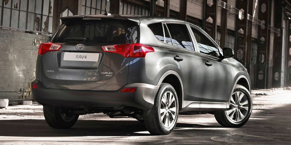 2WD: For første gang kan RAV4 fås med toliters diesel i kombinasjon med trekk på kun forhjulene. Det gjør den langt billigere enn med firehjulstrekk. FOTO: Toyota 2WD: For første gang kan RAV4 fås med toliters diesel i kombinasjon med trekk på kun forhjulene. Det gjør den langt billigere enn med firehjulstrekk. FOTO: Toyota