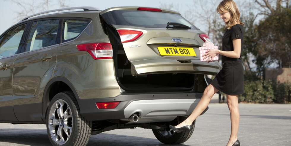 HANDSFREE: Automatisk bakluke som kan åpnes ved å bevege foten. FOTO: Ford HANDSFREE: Automatisk bakluke som kan åpnes ved å bevege foten. FOTO: Ford