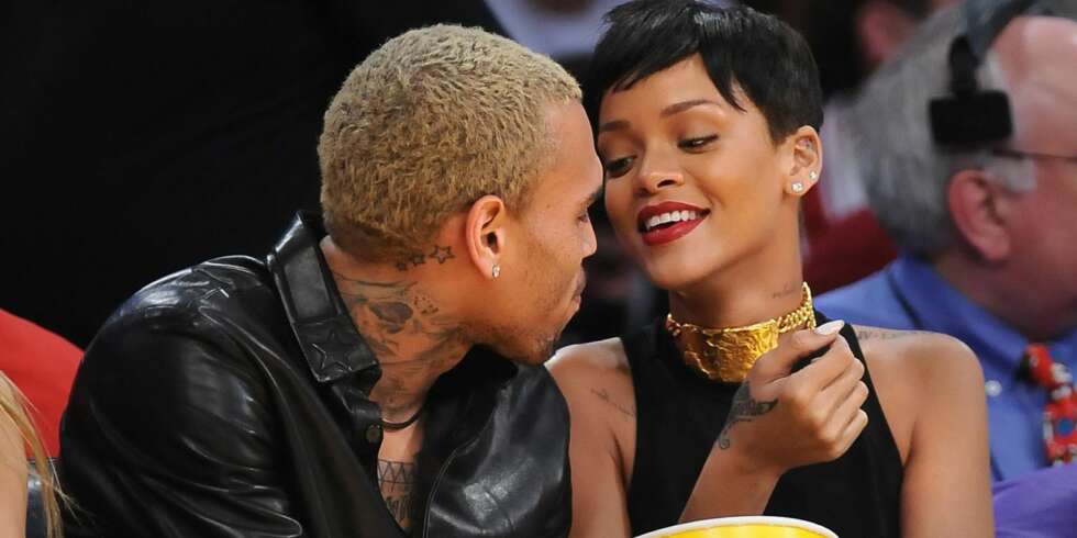 FORELSKET: Rihanna og Chris Brown så mer forelsket ut enn noensinne da de var på basketballkamp i romjulen. FORELSKET: Rihanna og Chris Brown så mer forelsket ut enn noensinne da de var på basketballkamp i romjulen.