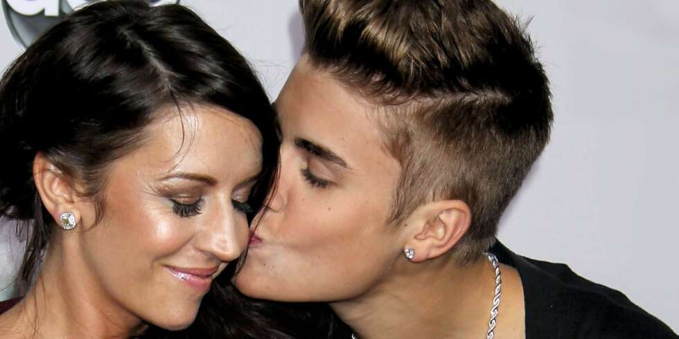 STERK: - Hun er den sterkeste kvinnen jeg kjenner, skriver Justin Bieber i forordet til morens selvbiografi. Her er de avbildet under American Music Awards tidligere i år. STERK: - Hun er den sterkeste kvinnen jeg kjenner, skriver Justin Bieber i forordet til morens selvbiografi. Her er de avbildet under American Music Awards tidligere i år.