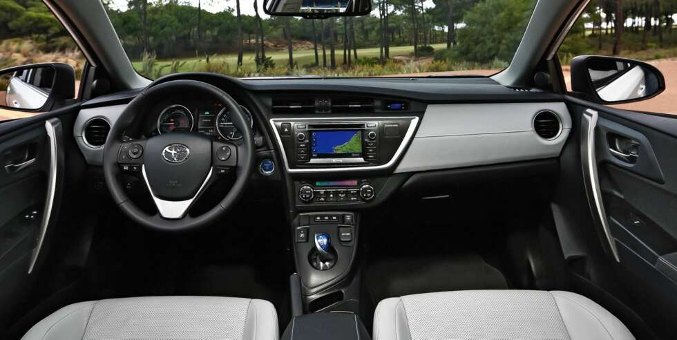 TOPPMODELL: Toppmodellen Executive har skinnkledd dashbord, men det er fortsatt en del hardplast i interiøret. TOPPMODELL: Toppmodellen Executive har skinnkledd dashbord, men det er fortsatt en del hardplast i interiøret.