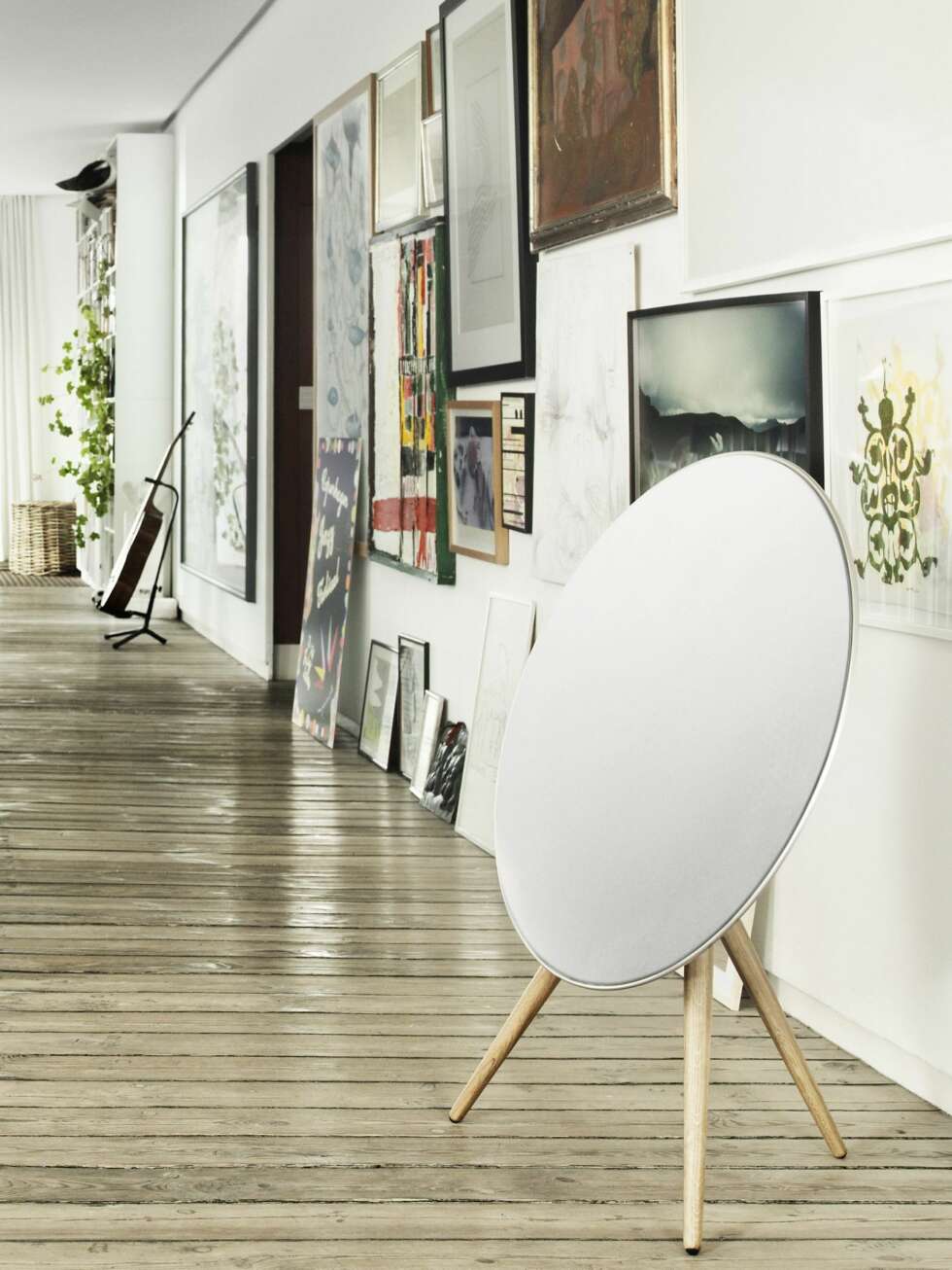 PLASSS: BeoPlay A9 trenger litt plass, men gjør seg godt sammen med resten av kunsten. PLASSS: BeoPlay A9 trenger litt plass, men gjør seg godt sammen med resten av kunsten.