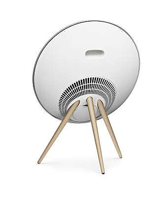 STILIG: Selv om baksiden er laget i et plastaktig materiale, så oser likevel BeoPlay A9 av kvalitet. STILIG: Selv om baksiden er laget i et plastaktig materiale, så oser likevel BeoPlay A9 av kvalitet.