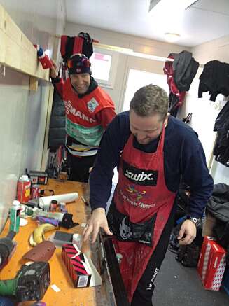 GOD HJELP: Stian i Madshus-bua skaffer superski, mens en viss Odd-Bjørn overvåker det hele. GOD HJELP: Stian i Madshus-bua skaffer superski, mens en viss Odd-Bjørn overvåker det hele.