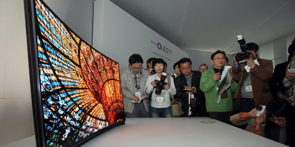 KURVER: En bøyd OLED-skjerm er kanskje årets største TV-nyhet fra Samsung. KURVER: En bøyd OLED-skjerm er kanskje årets største TV-nyhet fra Samsung.