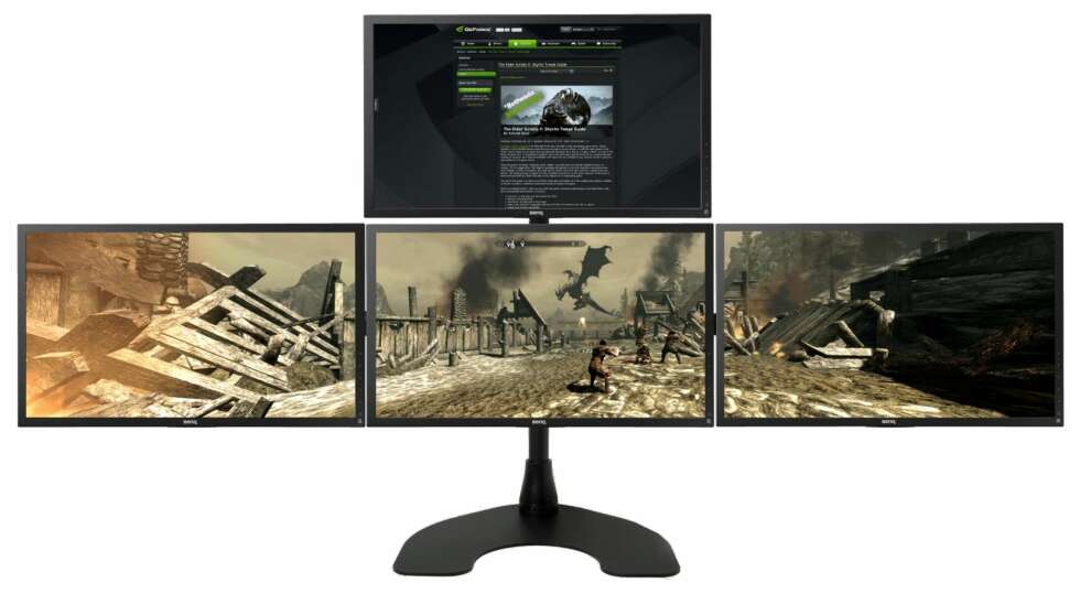 FIRE: Nvidia Surround med tre skjermer til spill, og en skjerm som «accessory display» med nettleser. FIRE: Nvidia Surround med tre skjermer til spill, og en skjerm som «accessory display» med nettleser.