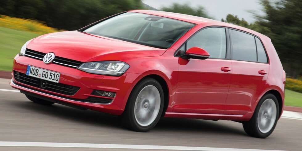 MER DYNAMISK: Forakselen skjøvet lengre fram og akselavstanden økt med 6 cm til 264 cm. Dette bidrar til at nye Golf i undertegnedes øyne ser mer dynamisk ut. FOTO: VW MER DYNAMISK: Forakselen skjøvet lengre fram og akselavstanden økt med 6 cm til 264 cm. Dette bidrar til at nye Golf i undertegnedes øyne ser mer dynamisk ut. FOTO: VW