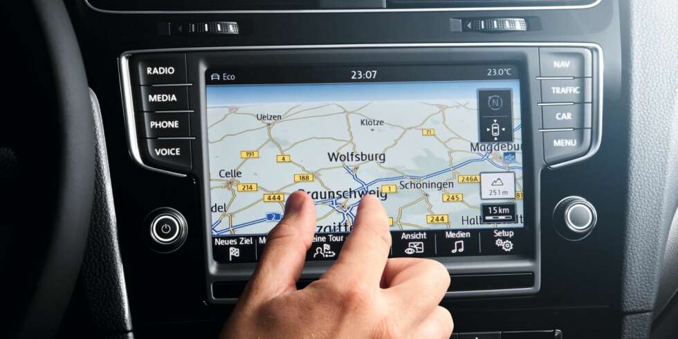 NYTT SYSTEM: Betjeningslogikken minner om måten en bruker en smarttelefon på ¿ med pekefingeren flytter du deg rundt. FOTO: VW NYTT SYSTEM: Betjeningslogikken minner om måten en bruker en smarttelefon på ¿ med pekefingeren flytter du deg rundt. FOTO: VW