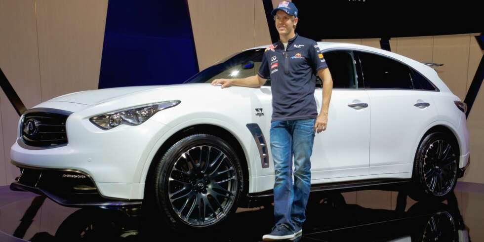 INGEN RACER: Langt unna søndagsbilen til Sebastian Vettel, som her poserer ved siden av bilen han har satt navnetrekket sitt på. FOTO: Newspress INGEN RACER: Langt unna søndagsbilen til Sebastian Vettel, som her poserer ved siden av bilen han har satt navnetrekket sitt på. FOTO: Newspress