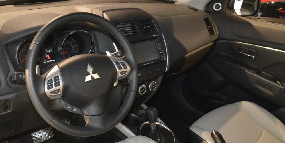 OPPGRADERT: Nytt multifunksjonsratt, nye stoffseter og musikkanlegg med DAB+ er standard i de fleste variantene. FOTO: Mitsubishi OPPGRADERT: Nytt multifunksjonsratt, nye stoffseter og musikkanlegg med DAB+ er standard i de fleste variantene. FOTO: Mitsubishi