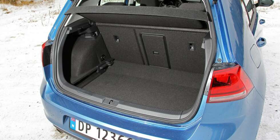 BAGASJE: Bagasjeplassen er oppgitt til 380 liter. Egne målinger viser at VW Golf har mer å rutte med enn de fleste andre kompaktbiler. FOTO: VW BAGASJE: Bagasjeplassen er oppgitt til 380 liter. Egne målinger viser at VW Golf har mer å rutte med enn de fleste andre kompaktbiler. FOTO: VW