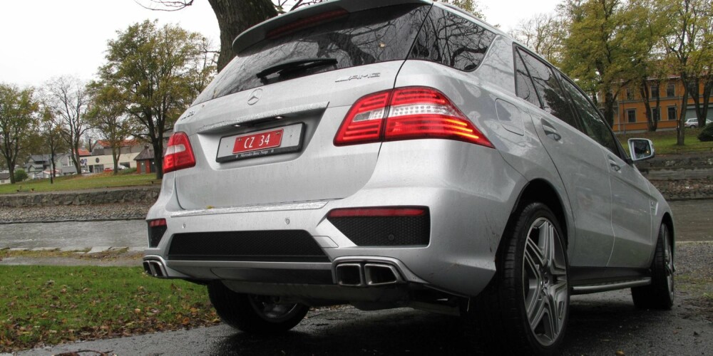 MONSTER-SUV: Mercedes ML AMG er rask som en sportsbil og dyr som en treroms i byen. En av de mest ekstreme SUV-ene. FOTO: Martin Jansen MONSTER-SUV: Mercedes ML AMG er rask som en sportsbil og dyr som en treroms i byen. En av de mest ekstreme SUV-ene. FOTO: Martin Jansen