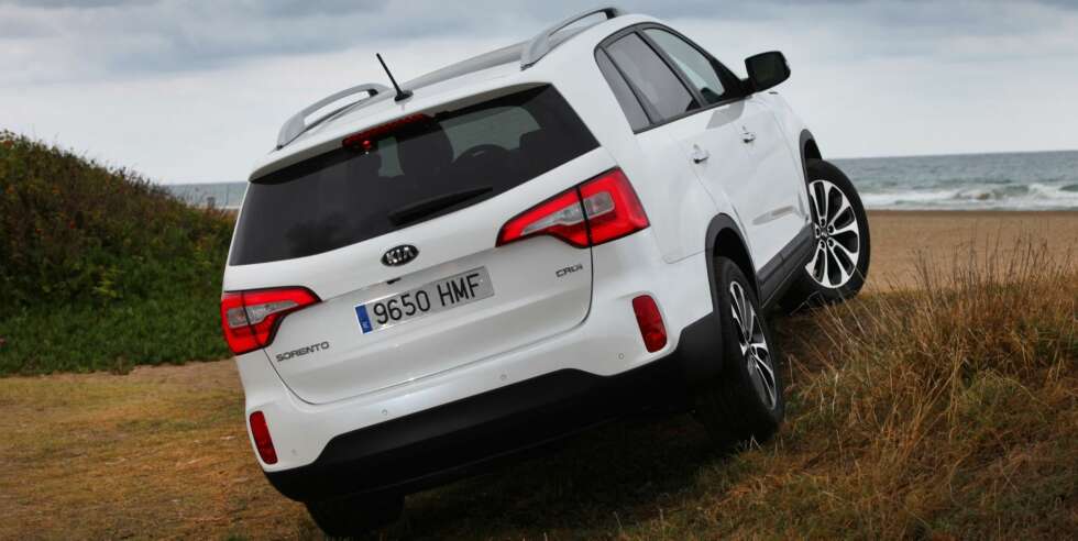 4X4: Den ligger ikke akkurat klistret til veidekket i svingene. Firehjulstrekk og høy bakkeklaring gir enn viss fremkommelighet der veien slutter. FOTO: Produsent 4X4: Den ligger ikke akkurat klistret til veidekket i svingene. Firehjulstrekk og høy bakkeklaring gir enn viss fremkommelighet der veien slutter. FOTO: Produsent