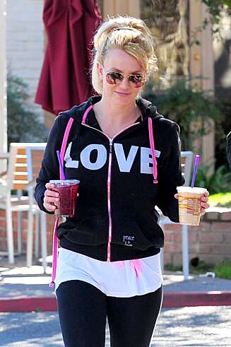 SINGEL: Forlovelsesringen Britney fikk av Jason i 2011, er ikke lenger å se på Britneys finger. Men Britney har ikke gitt opp troen på kjærligheten, bare sjekk genseren! SINGEL: Forlovelsesringen Britney fikk av Jason i 2011, er ikke lenger å se på Britneys finger. Men Britney har ikke gitt opp troen på kjærligheten, bare sjekk genseren!