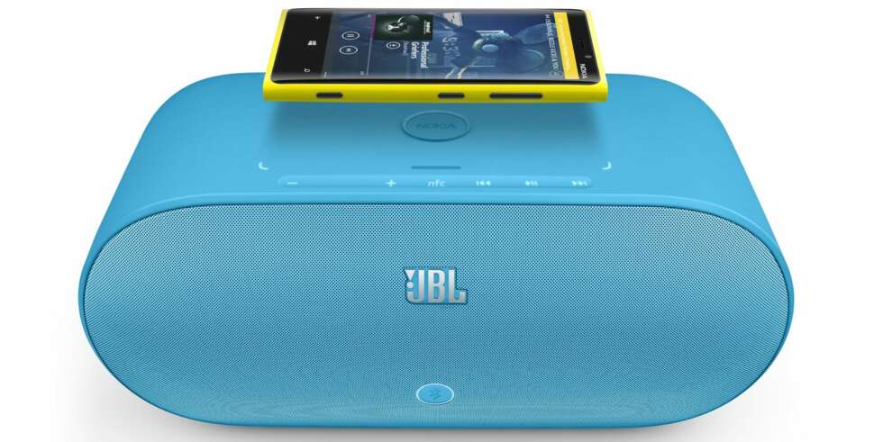 LAD OG SPILL: JBL Powerup lader Nokia Lumia 920 trådløst samtidig som den kan spille musikk. LAD OG SPILL: JBL Powerup lader Nokia Lumia 920 trådløst samtidig som den kan spille musikk.