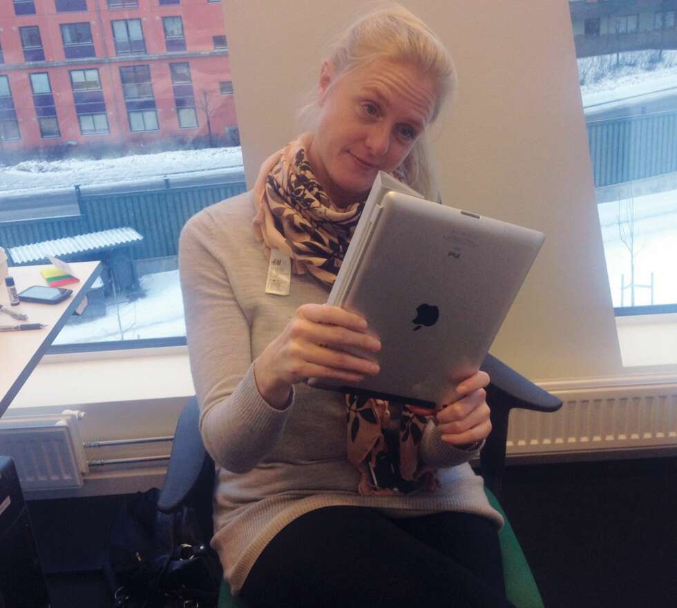 NYBEGYNNER: Jeg VET hva en iPad er, men jeg hadde aldri tatt i en før. Ganske kjekk sak, mulig jeg kommer til å kjøpe en. Om noen år. NYBEGYNNER: Jeg VET hva en iPad er, men jeg hadde aldri tatt i en før. Ganske kjekk sak, mulig jeg kommer til å kjøpe en. Om noen år.
