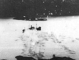 DRAMATIKK: D/S Gudrun ble 10. desember 1944 angrepet (bildet over) av engelske mosquito-fly mens hun lå for anker ved Abelsnes. StructureScanbildet (under) avslører hvordan vraket ser ut i dag. En russisk reketråler ser du på bildet nederst. DRAMATIKK: D/S Gudrun ble 10. desember 1944 angrepet (bildet over) av engelske mosquito-fly mens hun lå for anker ved Abelsnes. StructureScanbildet (under) avslører hvordan vraket ser ut i dag. En russisk reketråler ser du på bildet nederst.