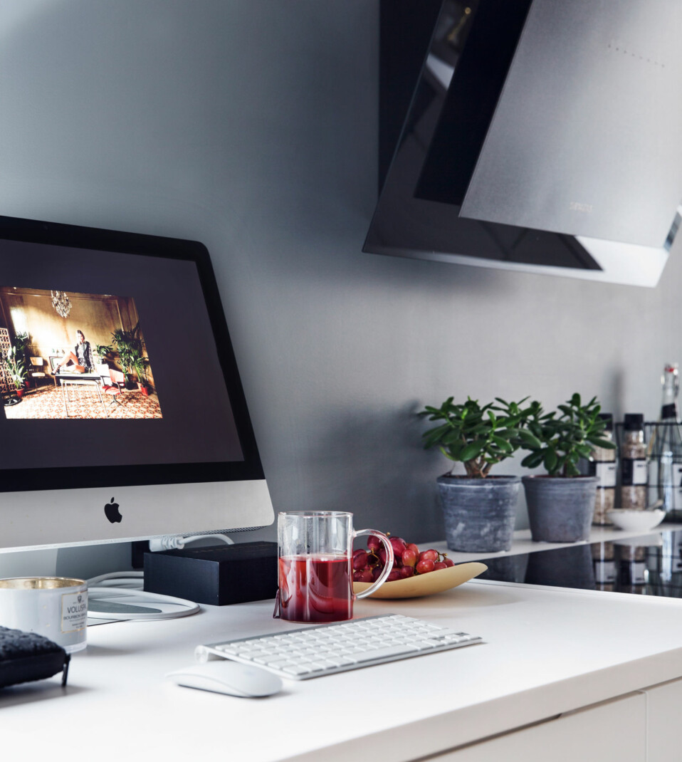 RASK TILGANG: Det er fint å bruke mac-en for å finne oppskrifter på den ekstra brede benkeflaten (FOTO: Yvonne Wilhelmsen/STYLING: Tone Kroken). RASK TILGANG: Det er fint å bruke mac-en for å finne oppskrifter på den ekstra brede benkeflaten (FOTO: Yvonne Wilhelmsen/STYLING: Tone Kroken).