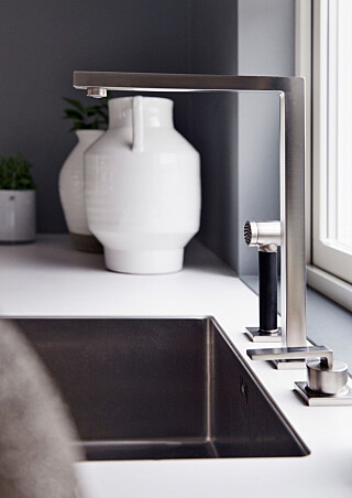 SMYKKET: Benkeplaten er i hvit Corian som er vedlikeholdsfritt. Et smykke, kaller Christina blandebatteriet Dornbracht, som tar opp den stramme stilen på kjøkkenet (FOTO: Yvonne Wilhelmsen/STYLING: Tone Kroken). SMYKKET: Benkeplaten er i hvit Corian som er vedlikeholdsfritt. Et smykke, kaller Christina blandebatteriet Dornbracht, som tar opp den stramme stilen på kjøkkenet (FOTO: Yvonne Wilhelmsen/STYLING: Tone Kroken).