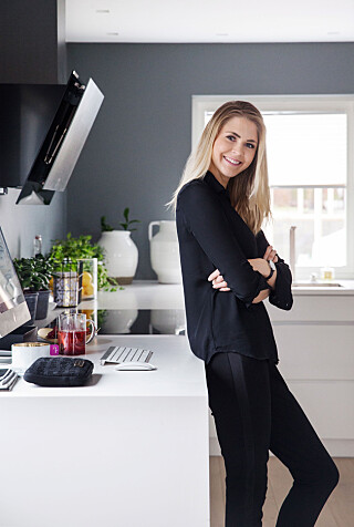 GOD PLANLEGGING: Det å få en god løsning på et kjøkken, og det å planlegge godt tar tid, sier Christinam Nå stortrives familien på sitt nye kjøkken med hvit innredning, kalde blågrå vegger og myke detaljer i eik (FOTO: Yvonne Wilhelmsen/ STYLING: Tone Kroken). GOD PLANLEGGING: Det å få en god løsning på et kjøkken, og det å planlegge godt tar tid, sier Christinam Nå stortrives familien på sitt nye kjøkken med hvit innredning, kalde blågrå vegger og myke detaljer i eik (FOTO: Yvonne Wilhelmsen/ STYLING: Tone Kroken).