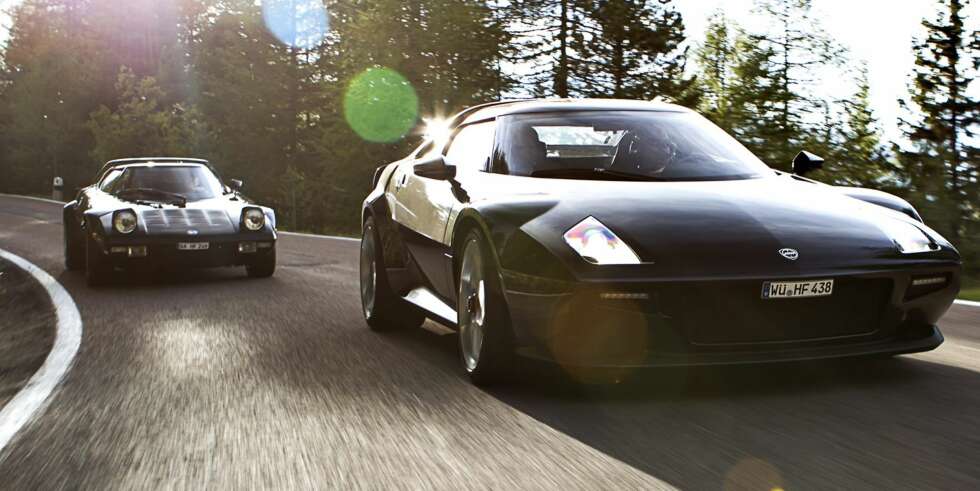 DUELL I SOLOPPGANG: Du venter i evighet på å prøve én Lancia Stratos, og så dukker det opp to samtidig. Nye Stratos med legenden hakk i hæl. ALLE FOTO: Lee Brimble DUELL I SOLOPPGANG: Du venter i evighet på å prøve én Lancia Stratos, og så dukker det opp to samtidig. Nye Stratos med legenden hakk i hæl. ALLE FOTO: Lee Brimble