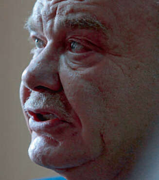 «The Brainy Don» Semion Mogilevich styrer et enormt, russisk mafiakonsern og opererer innen våpenhandel, prostitusjon, valuta og aksjesvindel. «The Brainy Don» Semion Mogilevich styrer et enormt, russisk mafiakonsern og opererer innen våpenhandel, prostitusjon, valuta og aksjesvindel.