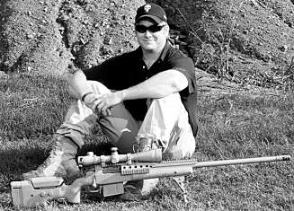 Chris Kyle med sin Lapua. 338, som han brukte på sitt lengste «kill», 1900 meter. - Det var et lykketreff. Jo nærmere, jo bedre, sier Kyle. Chris Kyle med sin Lapua. 338, som han brukte på sitt lengste «kill», 1900 meter. - Det var et lykketreff. Jo nærmere, jo bedre, sier Kyle.