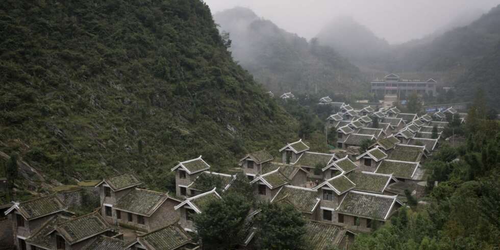 De nye husene i Soga er langt fra hvordan Qing Miaoene tradisjonelt lever. Støtten fra Norge og Kina skulle bevare nettopp den tradisjonelle kulturen. De nye husene i Soga er langt fra hvordan Qing Miaoene tradisjonelt lever. Støtten fra Norge og Kina skulle bevare nettopp den tradisjonelle kulturen.