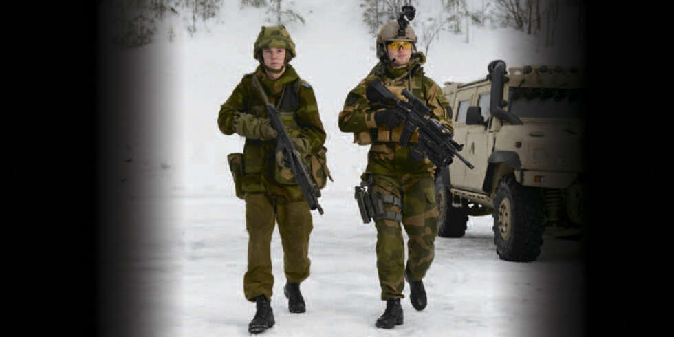 Befalselevene Runar Engelsgjerd (tv) og Ullfar Baldvinsson illustrerer utstyrsforvandlingen norske soldater har fått på kort tid. Engelsgjerd må nøye seg med AG 3 og feltspade. Baldvinsson har blant annet fått nattoptikk, GPS og pansret Iveco kjøretøy. Befalselevene Runar Engelsgjerd (tv) og Ullfar Baldvinsson illustrerer utstyrsforvandlingen norske soldater har fått på kort tid. Engelsgjerd må nøye seg med AG 3 og feltspade. Baldvinsson har blant annet fått nattoptikk, GPS og pansret Iveco kjøretøy.