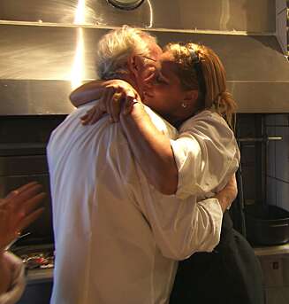 RØRENDE: Eyvind hellstrøm falt for Rosangela De Souzas sjarm da han ryddet opp i hennes restaurant Samba & Grill i Stavanger. RØRENDE: Eyvind hellstrøm falt for Rosangela De Souzas sjarm da han ryddet opp i hennes restaurant Samba & Grill i Stavanger.