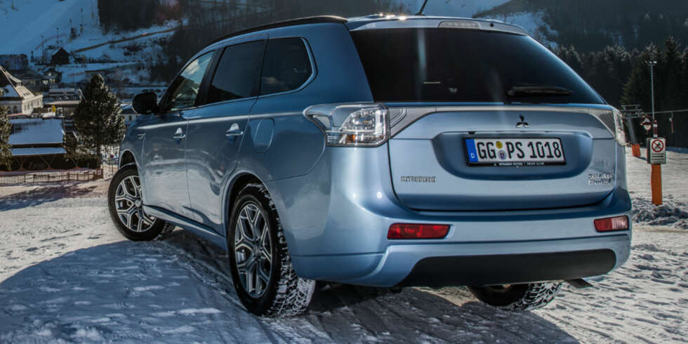 I SALG: Mitsubishi Outlander Plug-in Hybrid EV har vært i salg i Japan siden januar. Salget er nå stanset grunnet problemene med batteriene. FOTO: Newspress I SALG: Mitsubishi Outlander Plug-in Hybrid EV har vært i salg i Japan siden januar. Salget er nå stanset grunnet problemene med batteriene. FOTO: Newspress